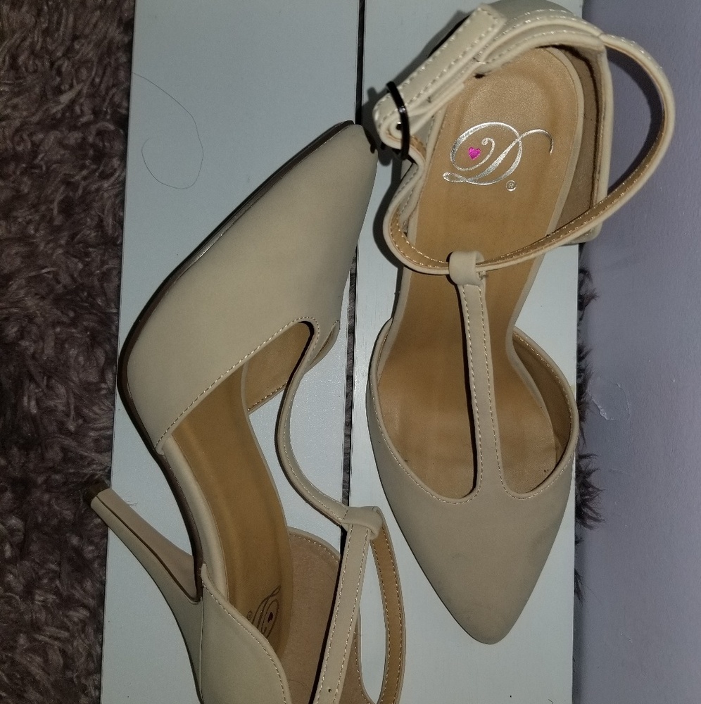 Shoes - Picture 3 of 4